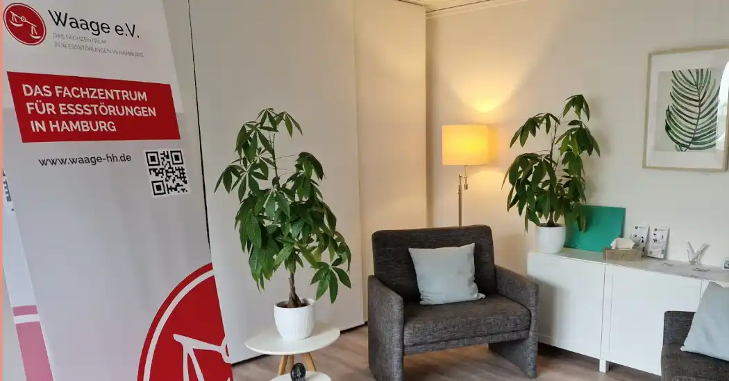 Waage e.V. ist ein gemeinnütziger Verein in Hamburg, der sich auf die Beratung und Unterstützung von Menschen mit Essstörungen sowie deren Angehörigen spezialisiert hat.
